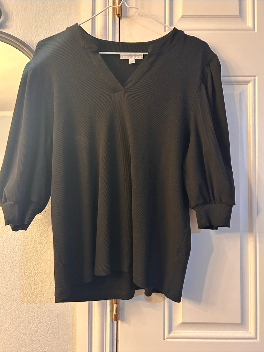 Design History Black Women's V-Neck Puff Sleeve Top
